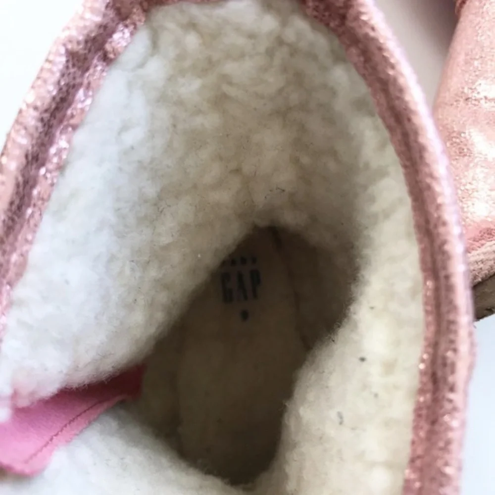 Babygap pink shinny faux Sherpa boots VGUC size 9